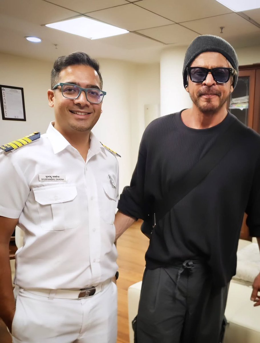 teamsrkfc's tweet photo. [Latest]: King Shah Rukh Khan clicked with a fan recently.

@iamsrk 

#ShahRukhKhan #SRK #TeamShahRukhKhan #King https://t.co/Tv9jZrCmUH