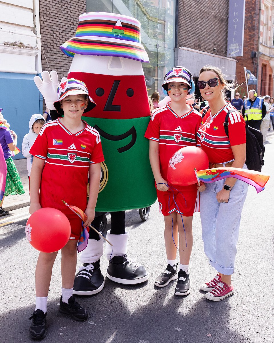 FAWales's tweet photo. Diolch to everyone who joined us at Pride Cymru over the weekend ❤️

Our competitions to win a Rainbow Wall bucket hat and a Pride 26 shirt signed by the Cymru women’s national team are still open.
