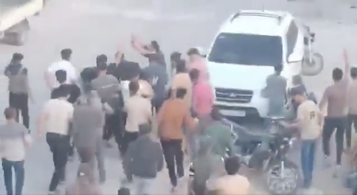 cradleturkiye's tweet photo. Suriye’nin İdlib ve Halep kırsalında Esad yönetiminde görev almakla itham edilen kişilerin hesap vermesi talebiyle düzenlenen eylemler katliama dönüştü

🔴 Ürdün merkezli Al Wakeel’in Suriyeli kaynaklara dayandırdığı haberinde İdlib kırsalındaki Kefr Taharim beldesinde, “eski rejim” destekçisi olmakla suçlanan kişilere yönelik iddialar üzerine bazı evlere baskınlar düzenlendiği aktarıldı

🔴 Halep kırsalındaki Tel Rıfat’ta ise protestocuların, “eski rejim kalıntıları” olarak nitelendirdikleri kişilerin evlerini hedef aldığı bildirildi

🔴 Suriyeli yazar ve siyasi analist Muhammed Huveyidi, X hesabından “Şam kırsalı, İdlib, Halep ve Deyrizor’daki bazı bölgelerde, sosyal medya platformlarında yürütülen kışkırtma kampanyalarının ardından ‘şebbiha’ olarak nitelendirilen kişiler sokaklarda ve meydanlarda, bazı vakalarda ailelerinin ve çocuklarının gözü önünde infaz edildi” diye yazdı

🔴 Huveyidi, Şükri Kiyali adlı bir vatandaşın sürüklenerek öldürüldüğü görüntüleri de paylaştı