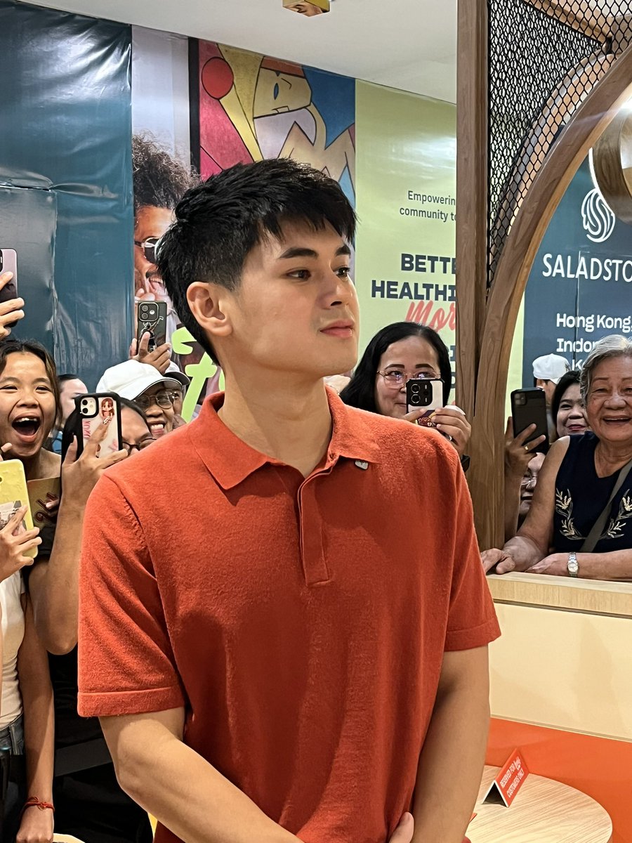 dusverofficial's tweet photo. Sweet treat with an even sweeter guest! 🍩 Caught Dustin Yu looking his best at Randy’s Donuts in Robinsons Manila today. 

#DusVer #DustinYu #RandysDonutPh https://t.co/HMYhbvZKnk