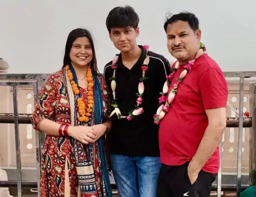 askshivanisahu's tweet photo. बरेली में चाइनीज मांझे से गन्ना राज्यमंत्री संजय गंगवार के 15 साल के भतीजे की गर्दन कट गई। वह स्कूटी से घर जा रहा था। फ्लाईओवर पर अचानक चाइनीज मांझा उसकी गर्दन से लिपट गया। जब तक वह कुछ समझ पाता, तब तक गर्दन का काफी हिस्सा कट गया।

आदित्य वीर सिंह गंगवार स्कूटी के साथ सड़क पर गिर गया। पूरा शरीर खून से लथपथ हो गया। आसपास के लोग उसे तुरंत एक निजी अस्पताल ले गए। परिवार को सूचना दी गई। घटना सोमवार सुबह 6 बजे हुई। सूचना मिलते ही मंत्री अस्पताल पहुंचे और भतीजे की हालत देखकर भड़क गए। कहा- प्रतिबंध के बावजूद मांझा कैसे बिक रहा? डीएम-एसएसपी दोनों को बुलाकर बात करूंगा।