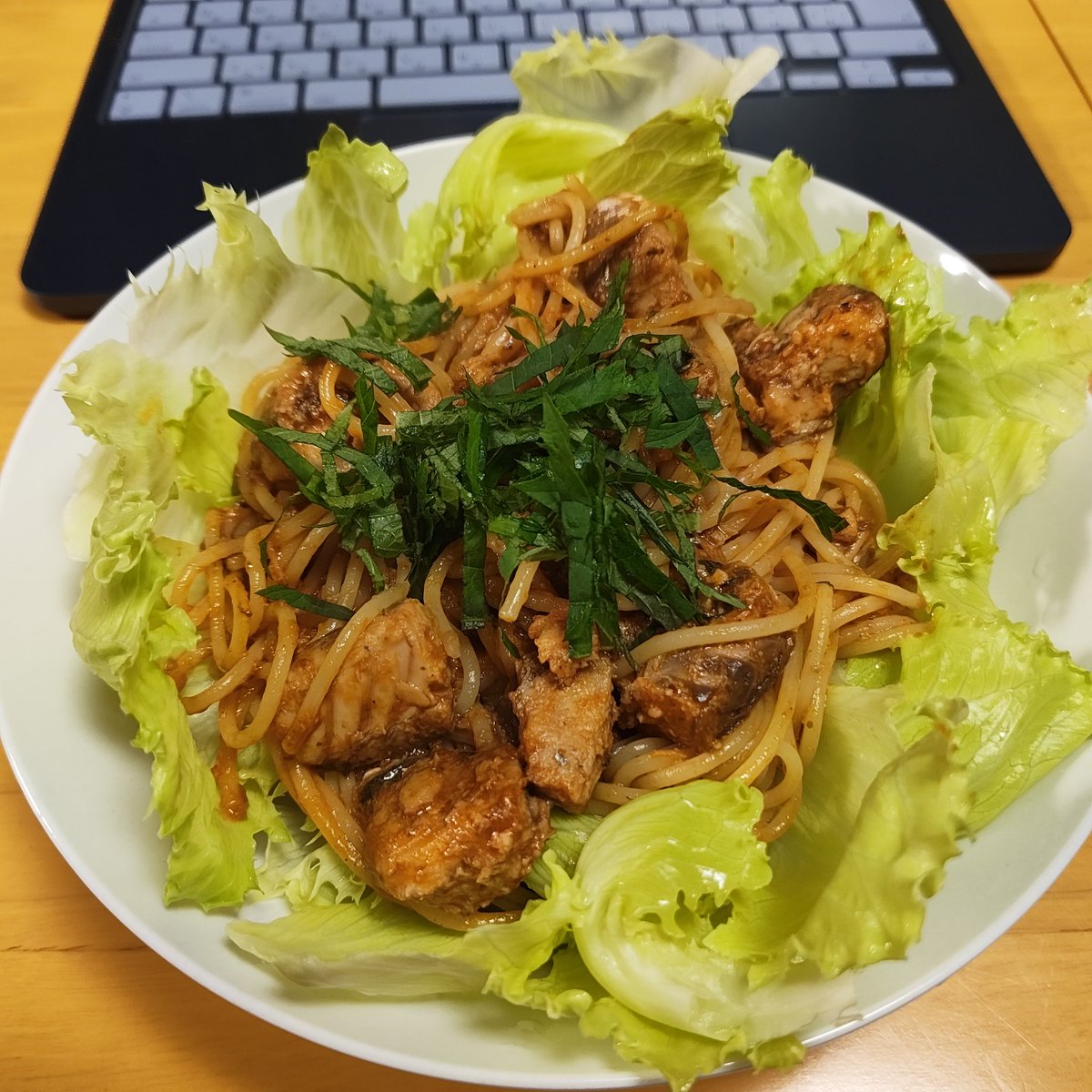BLADEMASTER666's tweet photo. 晩御飯はパスタにしてみた。
サバ缶にニンニクとトマトペーストと練り梅を合わせて、紫蘇を乗せてみたが、意外と美味しい。
ちと、パスタが茹で過ぎかなぁと思ったのは、ご愛嬌ってことで(^-^;
パルメザンは合うかなぁ… https://t.co/LUHvxPYCnI