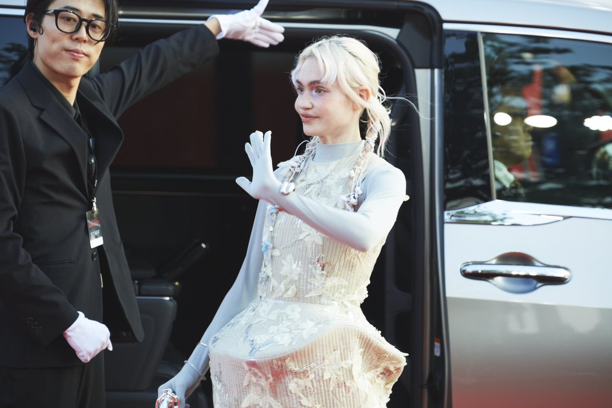 hourlygrimes's tweet photo. Grimes at Japan Music Awards! https://t.co/A0xMdRFltA