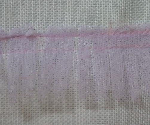 yousaikoubou's tweet photo. こういう切りっぱなしのチュールや生地でフリルを作る時は二本で縫い付けるのをお勧めします
１本だけだと端がほぐれて裂けて取れやすいので
二本で縫うことでかかる力が分散されるので
丈夫になります
これ以外のギャザーの縫い方のコツはここを見てね
https://t.co/tGd6z8hpPY https://t.co/nSIk4at9ZO
