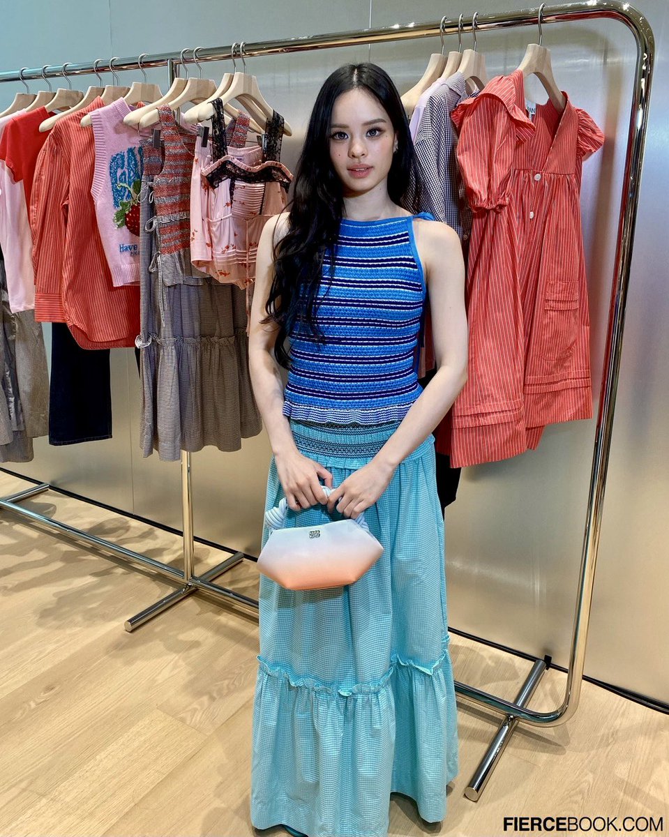 fiercebook_bkk's tweet photo. น่ารักมากค่าา~ ส่องลุค #แอลลี่อชิรญา ในงาน #GANNI เปิดตัว Concept Store แห่งใหม่ ณ EmQuartier นำเสนอคอลเลคชั่น Pre-Fall 2026 ที่ได้รับแรงบันดาลใจจากกลิ่นอายของ High Summer 

#FiercelivebyJjijie #GANNIBANGKOK #GANNIGirls #TANACHIRA #ALLY #allynitibhon https://t.co/Hw0c9yteBa