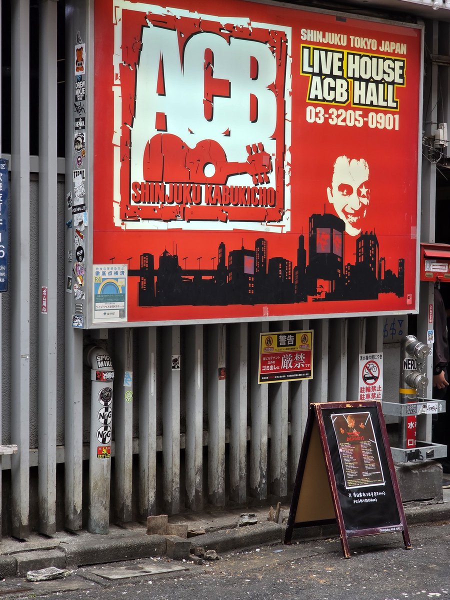 jdabc519's tweet photo. 昨日は初めての会場!!
気持ち的にも体感的にも、めちゃくちゃ暑いLIVEでした♪
今日は階段上がる時に少しの膝痛w
ギターソロの屈伸が効いたかしら!?

毎回あんな感じだと嬉しいなぁ
前の人は大変だけど沢山の人が手元まで見れるの良いよね😊咲きで手元が見えなくなるの嫌いだから、続くと良いなぁ… https://t.co/ZpDOx6quEl