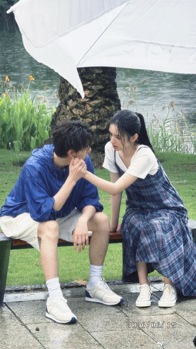 stellalume's tweet photo. This is probably the scene where Tan Jin returns to where he truly belongs, leaving Shilan behind all alone 😞

#周也 #胡先煦 #潮热雨季未解之谜 https://t.co/5cm7HaSN0J