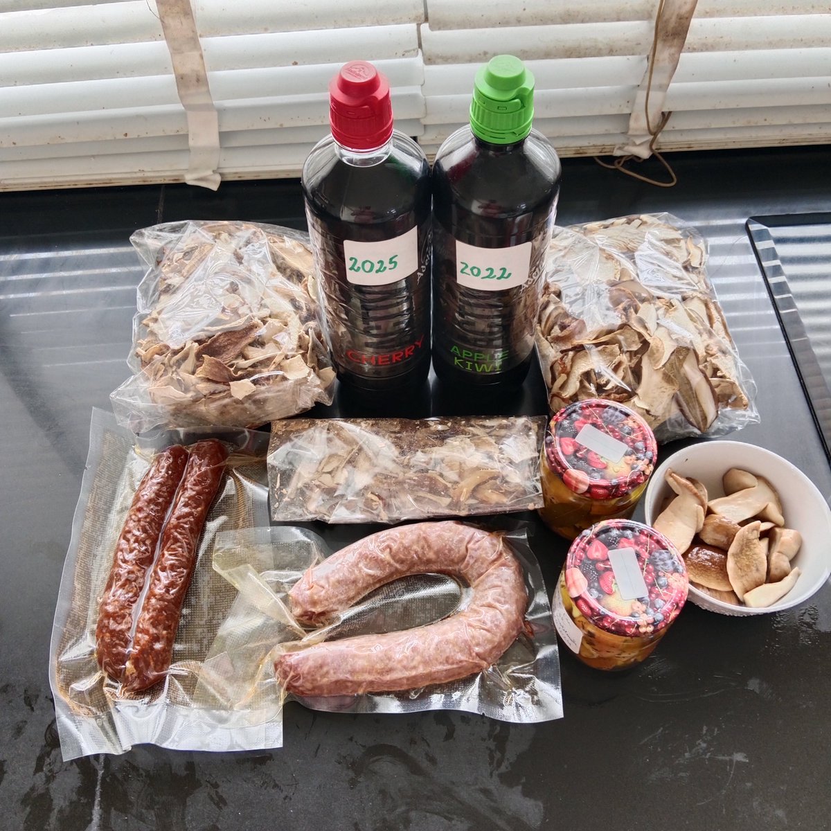 j_toring's tweet photo. Ein Care Paket aus Österreich ist gut angekommen. Eingelegte sowie getrocknete Steinpilze, eigenproduzierter Nuss-Schnaps und je eine Wurstspezialit aus Ungarn und Italien. https://t.co/D9dzWqAuml