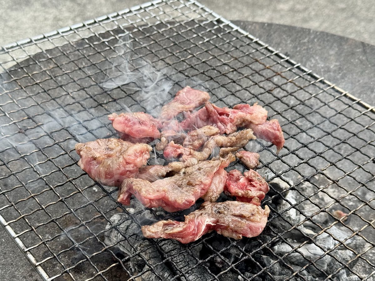 morigu2020's tweet photo. 田舎の家で3日連続焼肉しつつバリバリ仕事 https://t.co/zPTrVffjz3