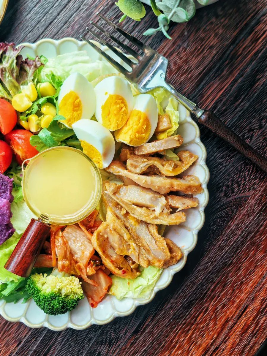 klayalow's tweet photo. A hearty 300-calorie grilled chicken quinoa bowl loaded with roasted veggies, Greek yogurt drizzle – perfect post-workout fuel for your fat loss journey! https://t.co/DO16G0Piuq
