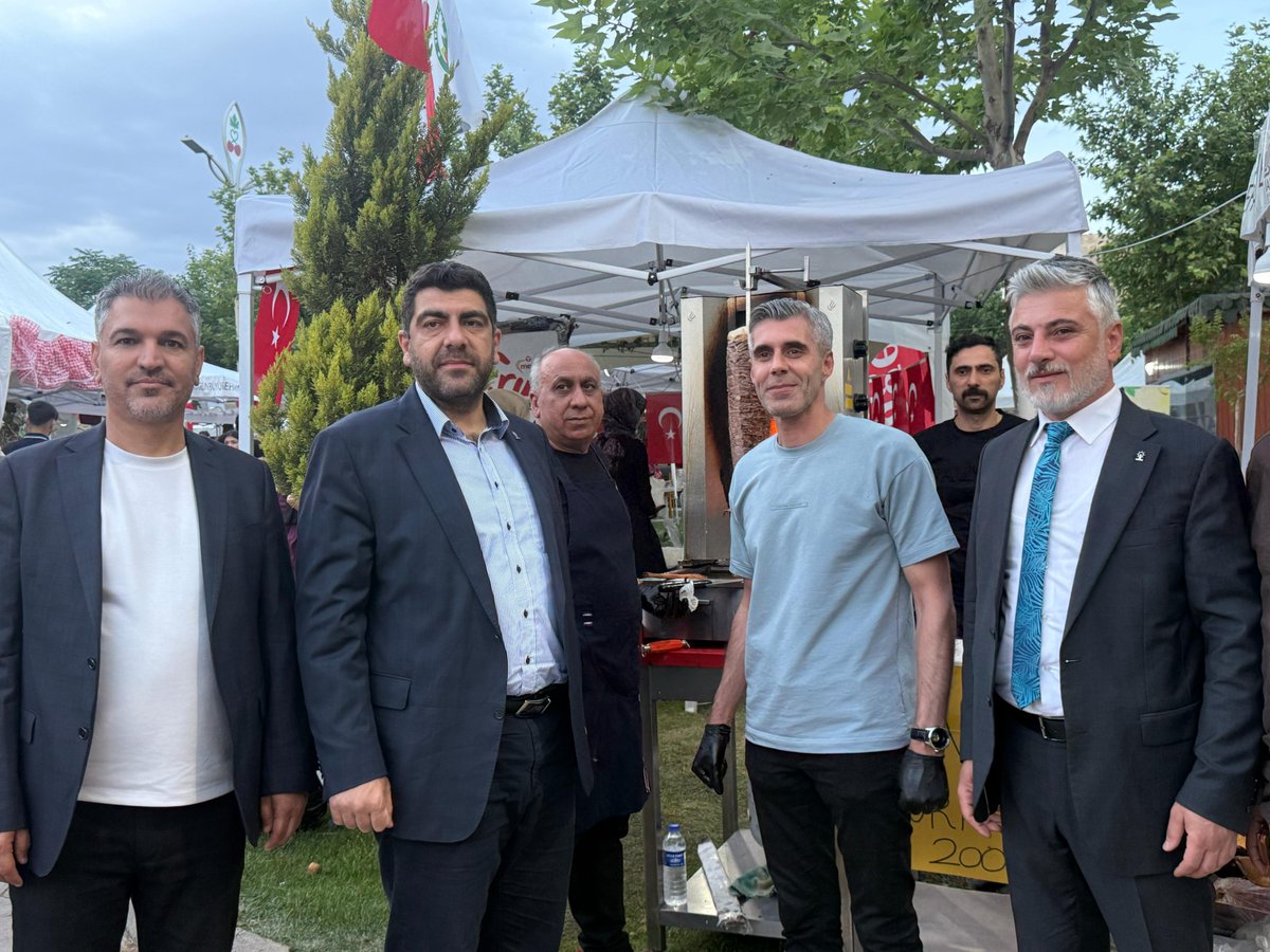 ismailbayhocaa's tweet photo. 📍 18. Uluslararası Kültür, Sanat ve Kiraz Festivali

İl Başkanımız Sn. Mehmet Uncu ile birlikte festival alanında stant açan kıymetli esnaflarımızı ziyaret ederek hayırlı ve bereketli kazançlar diledik. https://t.co/RTVmN0m9bF