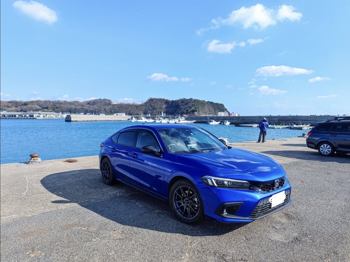 lsdrvo's tweet photo. コレ系のホイール民です🙋‍♀️
青い車に青いホイールと青い海、青い空に合わせて青い人(!?)と統一感があれば合います(多分) https://t.co/P5qzZkFepA