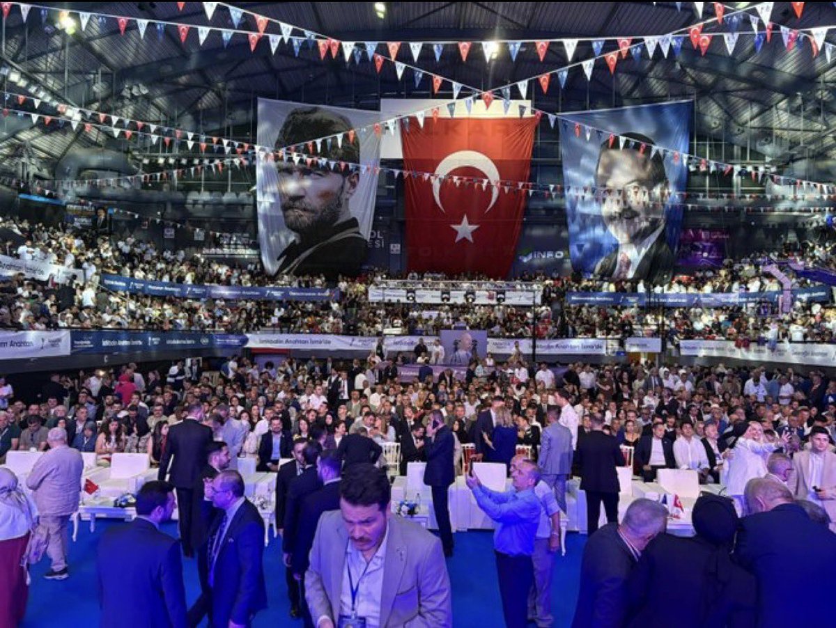 AnahtarGuncel's tweet photo. Anahtar Parti
AR-GE & Parti İçi Eğitim Okulu Başkanı Prof. Dr. Sayın Özcan GÜNGÖR;

İZMİR’DEN YÜKSELEN SES: MİLLET DEĞİŞİM İSTİYOR!

İzmir’de ortaya çıkan tablo yalnızca kalabalık bir salon değil; umudunu, itirazını ve beklentisini aynı çatı altında buluşturan güçlü bir iradenin yansımasıydı.

Genel Başkanımız Sayın Yavuz Ağıralioğlu’nun ifade ettiği gibi, sandıkta yalnızca siyasi partiler yarışmayacak. Hakkı mülakatta elinden alınan gençler, atama bekleyen öğretmenler, emeğinin karşılığını alamayan emekliler, üretirken kaybeden çiftçiler, ayakta kalma mücadelesi veren esnaf ve geleceğe dair kaygı duyan milyonlar da sözünü söyleyecek.

İzmir’de verilen mesaj açıktı: İnsanını önceleyen, adaleti esas alan ve çözüm üreten bir siyaset talebi her geçen gün daha da büyüyor.

Çalışmaya, milletimize ulaşmaya ve bu umudu ülkenin dört bir yanına taşımaya devam edeceğiz.

#İstikbalinAnahtarıİzmirde #AnahtarParti #YavuzAğıralioğlu #TürkiyeİçinAnahtar #MilletinUmudu 

@anahtarparti @yavuzagiraliog @APartiSimo @anahtararge @OzcanGngr @Anahtarizmir35