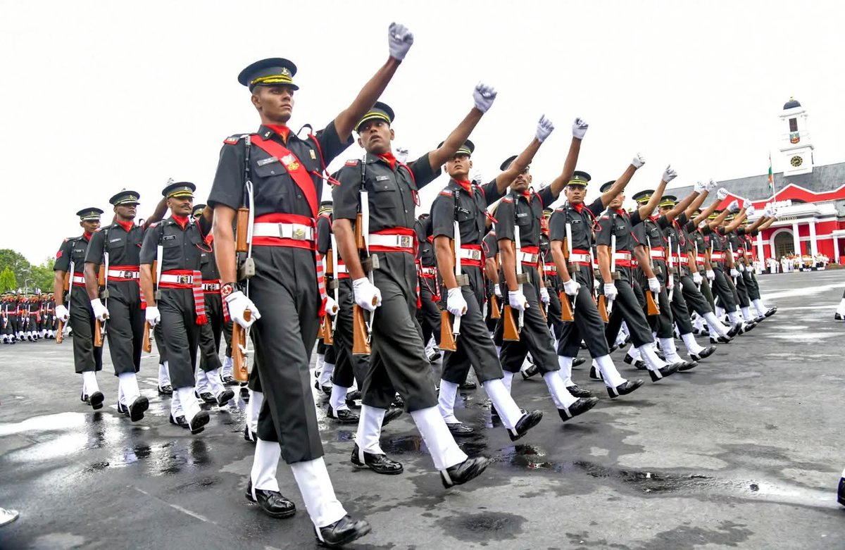 Defencetamil's tweet photo. IMA பயிற்சி பெற்ற இளம் வீரர்கள் தங்கள் குடும்பத்துடன் மகிழ்ச்சியை பகிர்ந்து கொள்ளும் காட்சி https://t.co/fX8btbb2Uo