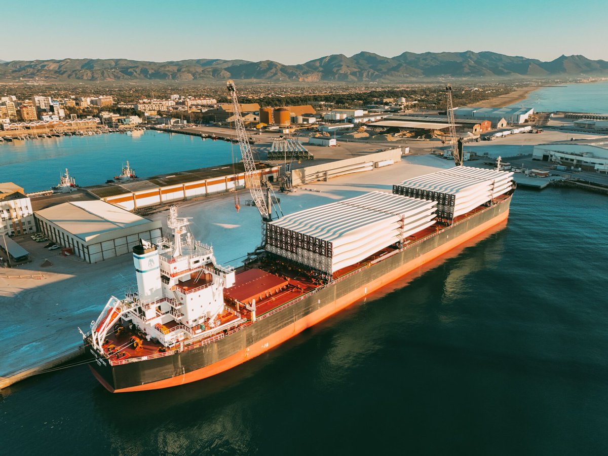 portcastello's tweet photo. #PortCastelló visibiliza en #Breakbulk Europe su potencial logístico para la carga especial. La delegación castellonense cierra más de una decena de encuentros para identificar nuevas oportunidades de negocio https://t.co/66iv4Zn4DB #PuertodeCastellón #rotterdam #ferialogística https://t.co/w84yWw0ni6