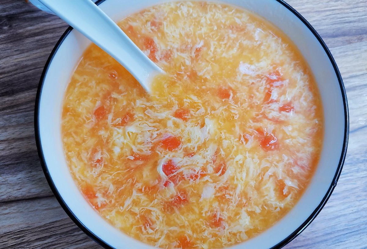 19Thorst86's tweet photo. Enjoying a cozy homemade bowl of tomato egg drop soup with warm steamed buns on a rainy weekday—simple, filling, and oh-so-comforting!， https://t.co/z8QGjYKq81
