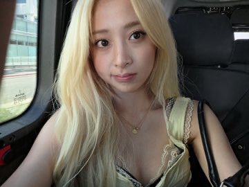 huhyunjinpics's tweet photo. yunjin weverse update https://t.co/AWpSDMAewW