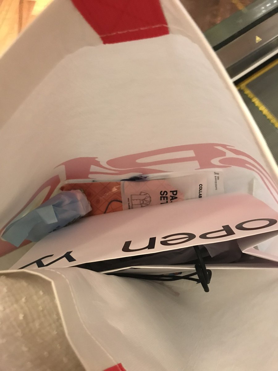 fyeouar's tweet photo. 그러니까 나는
이러고 퇴근시간 지옥철을 타야 된다는 게 믿기지 않앗던 거 같아.. https://t.co/Dwp9m1RLoX
