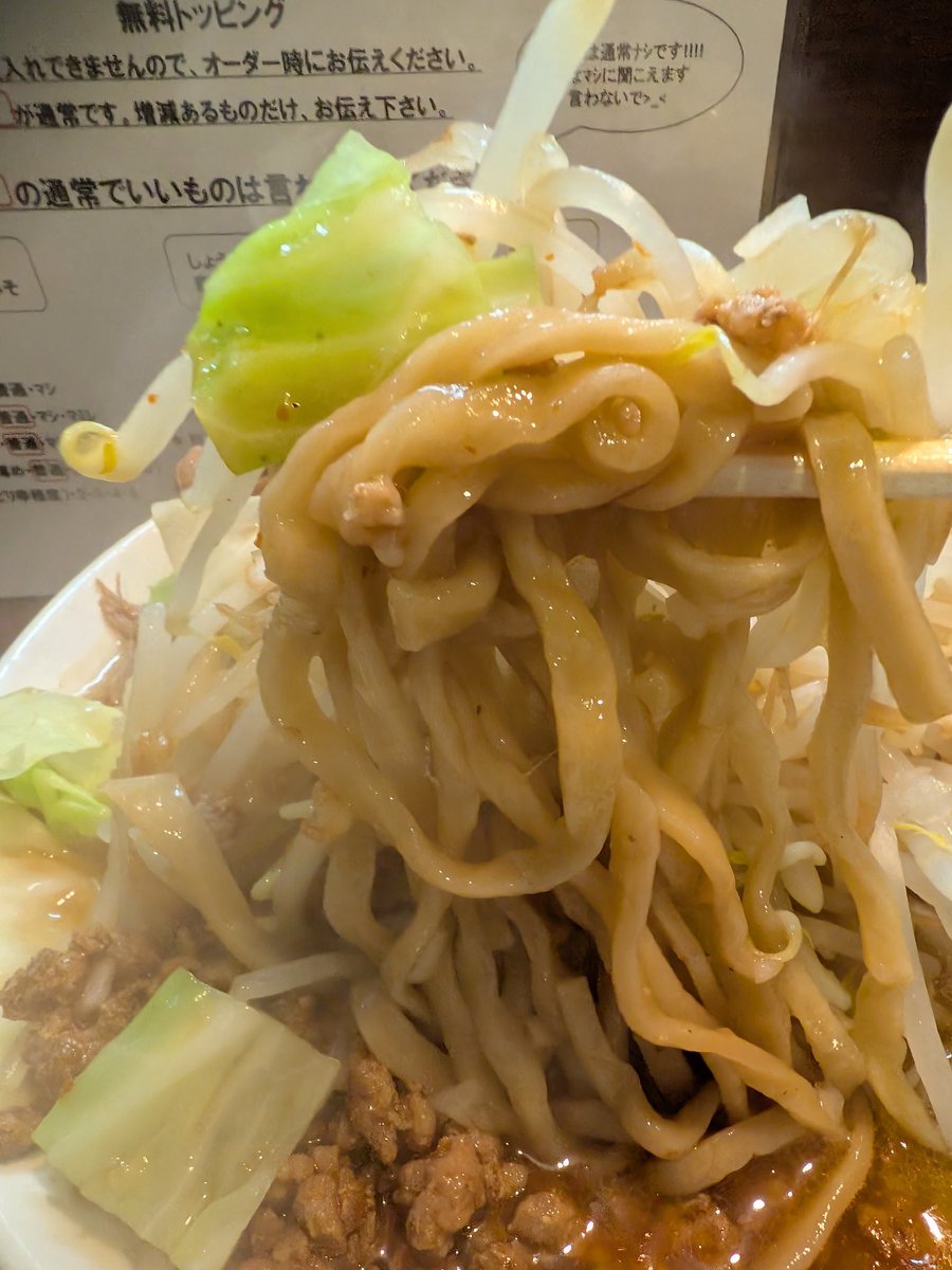 roulette555's tweet photo. 名古屋市中区新栄ラーメンさわぎ
名古屋辛二郎激辛系
お邪魔させていただきます👣
醤油味の豚さわぎ麺コールは全マシのありました激辛コール辛いの苦手なので辛さ1で
野菜だけでも500gありそうなボリューム
店主も良い方で美味しかったです😋
ご馳走様でした🫄 https://t.co/KYd83VjOWA