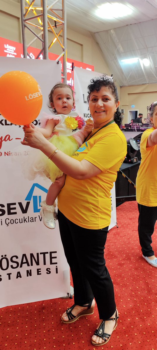 Gulerdurmaz123's tweet photo. Bu gördüğünüz minik Eylül Lösev ile daha mutlu 🧡🌻🧡
Bir çocuğun gülüşüne ortak olmak 
Yaralı bir kalbe dokunmak, 
Lösevi çok daha iyi anlatmak .
 dertlerimizi unutmak 
İyiliğe dokunup UMUT için sevgiyle yol almak için ...
#LösevdeBizdeVarız
#LösevHayatBağları https://t.co/LHWsh81JVC