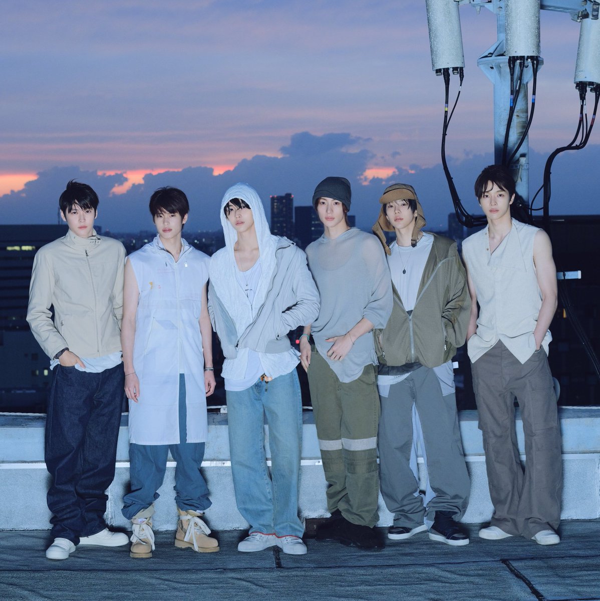 riize_popbase's tweet photo. RIIZE simultaneously charts all tracks from their 2nd mini album ‘II’ on MelOn TOP100:

#21 Do your dance
#46 SOAR
#64 D-D-Done
#86 Overdrive
#92 Like a Bomb
#94 In a Loop https://t.co/Bn9wENd495