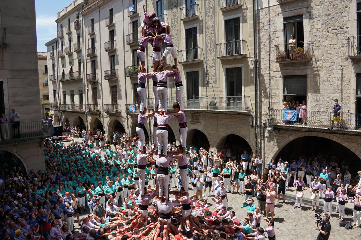 JoveDeTarragona's tweet photo. ✨ Girona ens deixa la tripleta màgica més matinera i també la més llunyana!

En el 30è aniversari dels Marrecs de Salt vam fer una nova passa endavant descarregant 3d9f, 4d9f i 5d8. Vam completar l’actuació amb el pd6 i tres pd5, a més del pilar caminant.

Bona feina, Colla! No afluixem, que en volem més! 💜

Gràcies a @Marrecs  i @Verds  pel bon ambient a plaça.

#FemElPas #castells