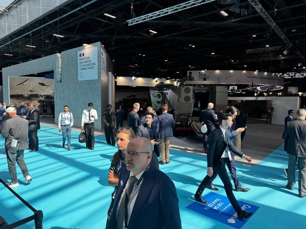 defensehere_ar's tweet photo. انطلقت فعاليات معرض #Eurosatory2026 في باريس.
يُعد المعرض من أبرز الأحداث العالمية في قطاع الدفاع والأمن، حيث يجمع أكثر من ألفى شركة، ووفودًا رفيعة المستوى من أكثر من 90 دولة، إضافةً إلى أكثر من 40 ألف متخصص وخبير من مختلف أنحاء العالم.
تابعوا معنا أبرز الابتكارات والتقنيات وأهم المستجدات مباشرةً من أرض المعرض.