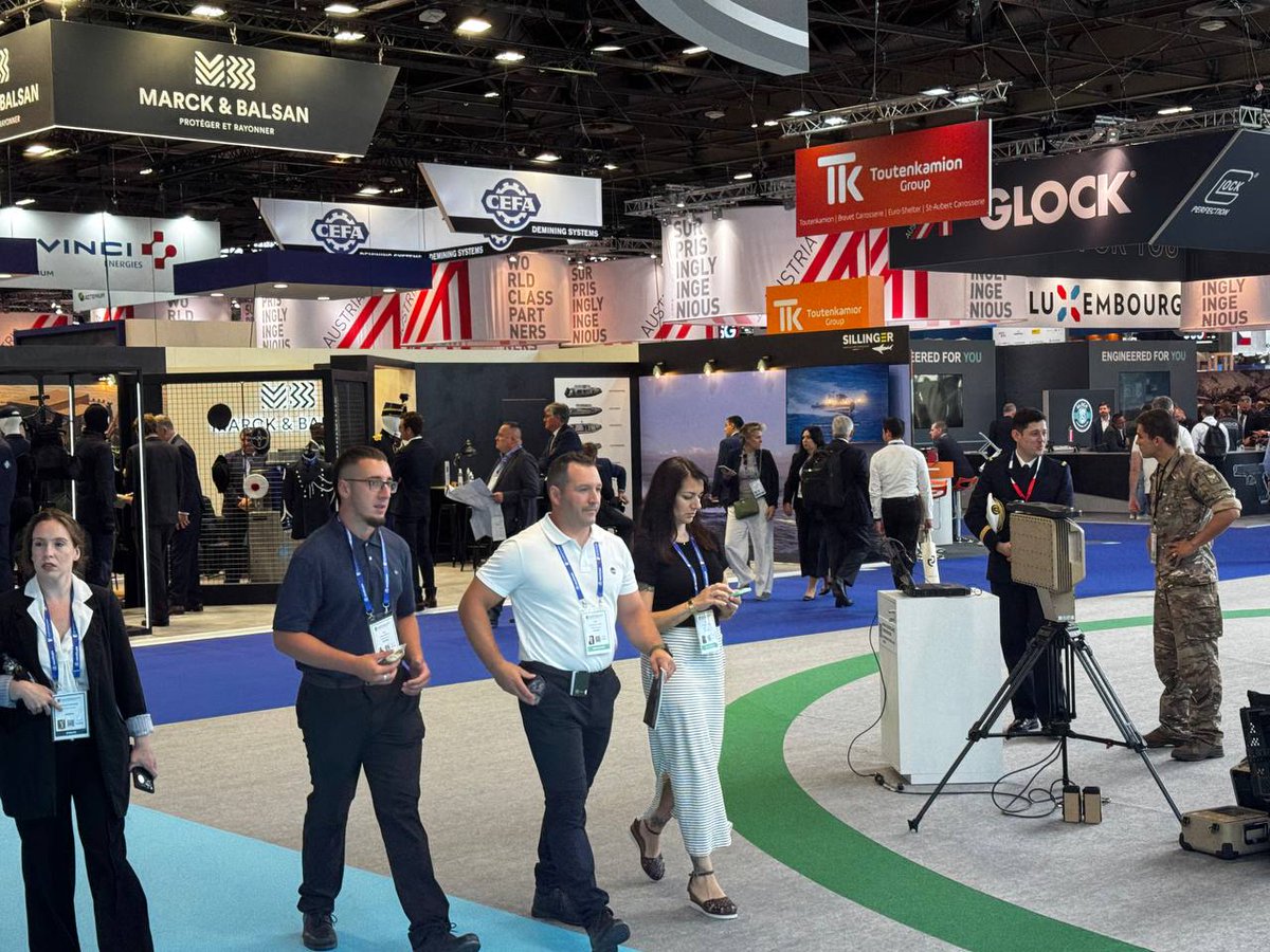 defensehere_ar's tweet photo. انطلقت فعاليات معرض #Eurosatory2026 في باريس.
يُعد المعرض من أبرز الأحداث العالمية في قطاع الدفاع والأمن، حيث يجمع أكثر من ألفى شركة، ووفودًا رفيعة المستوى من أكثر من 90 دولة، إضافةً إلى أكثر من 40 ألف متخصص وخبير من مختلف أنحاء العالم.
تابعوا معنا أبرز الابتكارات والتقنيات وأهم المستجدات مباشرةً من أرض المعرض.