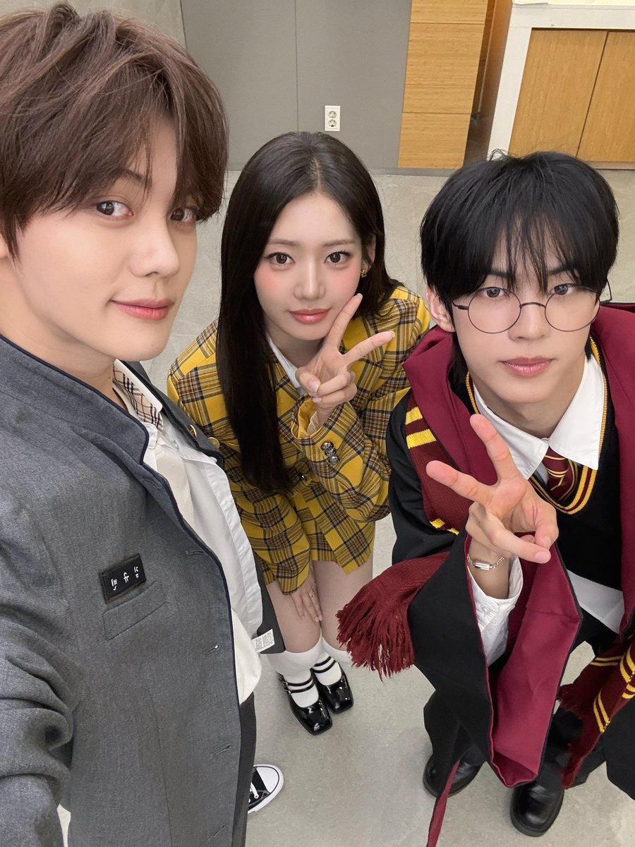 [📸] 260615 (1/2) Music Core shared photos of #RORA as a special MC ...