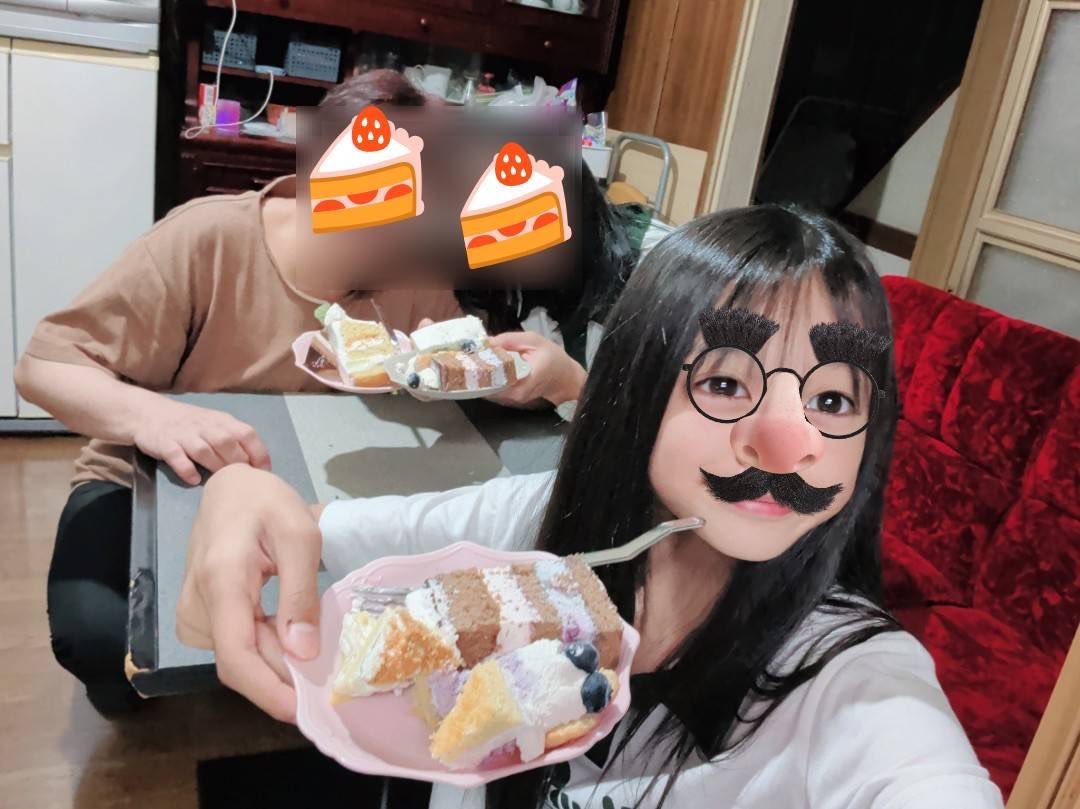 DP_AKANE's tweet photo. こんばんはでやんす🙌🏻🌙
今日の夜ご飯はあかねんのリクエストでお好み焼きだよ😻✨デザートにはケーキもあるんだ🍰💕味はブルーベリー🫐メロン🍈チョコ🍫だよ✨
みんなでわけわけするんだー
୧⍢⃝🍰
#あかねん
#DIANNAプロジェクト練習生
#お好み焼き
#ケーキ
#デザート
#別腹
#でやんす https://t.co/mbE6qbMW85