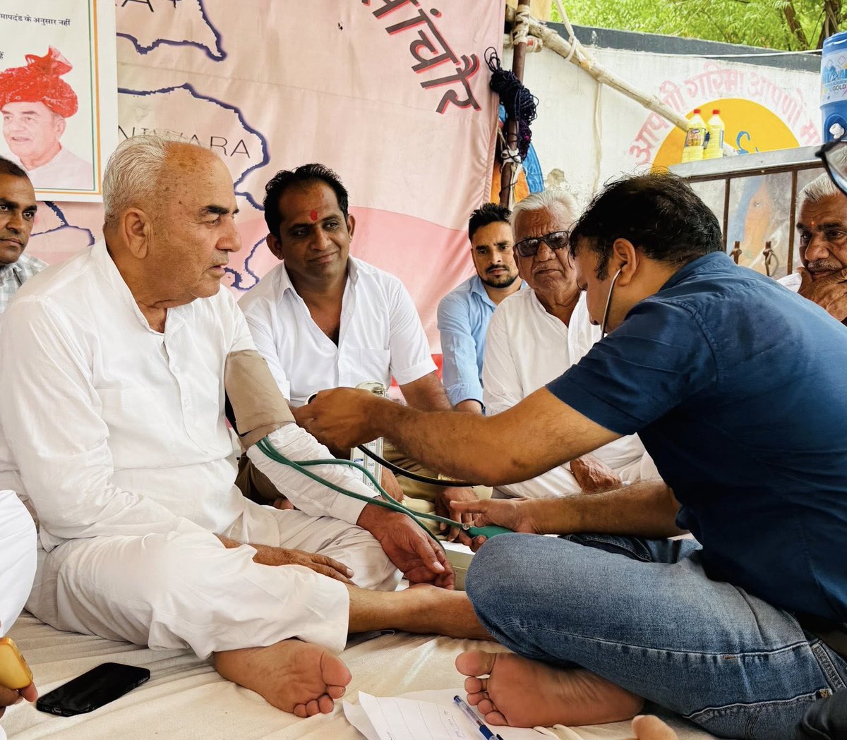 HarendraJnvu's tweet photo. किसानों की आवाज़ को दबाया नहीं जा सकता ।
राजस्थान के पूर्व मंत्री @MlaSanchore पिछले 3 दिनों से सांचौर की धरती पर किसानों की जायज़ मांगों को लेकर भूख हड़ताल पर बैठे हैं। अपनी उम्र और स्वास्थ्य की परवाह किए बिना किसानों के हक़ की लड़ाई लड़ना यह साबित करता है कि जनसेवा केवल राजनीति नहीं, बल्कि एक संकल्प और त्याग है।
जब सत्ता किसानों की पीड़ा सुनने से इंकार कर दे, तब कोई नेता अपना शरीर दांव पर लगाकर उनके अधिकारों के लिए खड़ा हो जाए, तो वह केवल नेता नहीं बल्कि किसानों की उम्मीद बन जाता है।
भाजपा सरकार को किसानों की आवाज़ सुननी होगी। अन्नदाता की अनदेखी और उनकी मांगों की उपेक्षा लोकतंत्र की आत्मा को कमजोर करती है।
सुखराम जी बिश्नोई का यह संघर्ष हर किसान के सम्मान और अधिकार की लड़ाई है।
हम ईश्वर से उनके उत्तम स्वास्थ्य की कामना करते हैं और सरकार से मांग करते हैं कि किसानों की समस्याओं का तत्काल समाधान कर उनकी मांगों को स्वीकार करे।
जो खुद भूखा रहकर किसानों के हक़ की लड़ाई लड़ता है, इतिहास उसे जननायक के नाम से याद रखता है।
#SukhramBishnoi #KisanAndolan #Sanchore #KisanoKiAwaaz #Rajasthan #FarmersRights