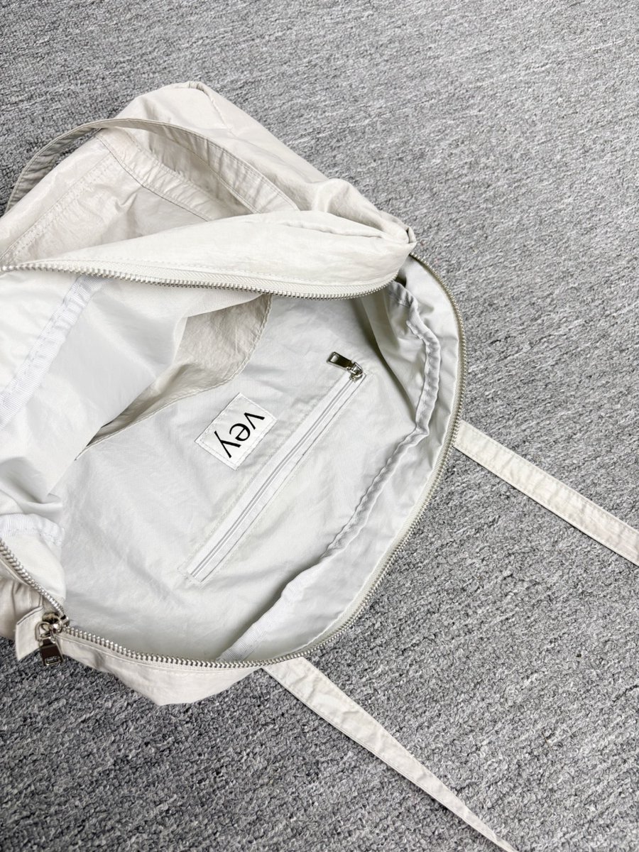 usedstuffpp's tweet photo. vey shine zipup shoulder bag  ( silverlake ) 340 รวมส่ง
กระเป๋าสะพายไหล่ แบรนด์เกาหลี ผ้าไนล่อนเงา สีบรอนด์เงิน ใส่ipadได้ สภาพใหม่ 
size  13.5x9.5"
 shop  68000₩ https://t.co/rFgyKKHJjj