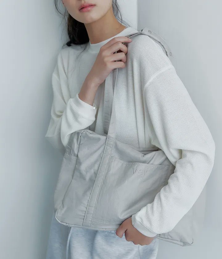 usedstuffpp's tweet photo. vey shine zipup shoulder bag  ( silverlake ) 340 รวมส่ง
กระเป๋าสะพายไหล่ แบรนด์เกาหลี ผ้าไนล่อนเงา สีบรอนด์เงิน ใส่ipadได้ สภาพใหม่ 
size  13.5x9.5"
 shop  68000₩ https://t.co/rFgyKKHJjj