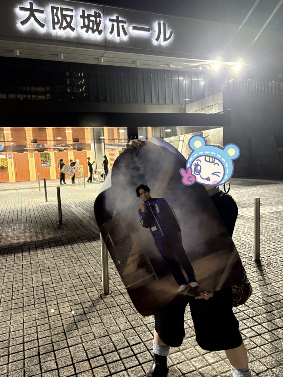3Ujo466's tweet photo. 100代目ジュニアのチャンピオンなったの嬉しすぎて、ポスターって飾りにくいよな〜思って買わないでいたが会場出てすぐ購入！
そう、飾らなくでも会場前で撮れば記念になるし映えるじゃん笑

去年も撮ったけど城ホの入口ってなんかいいよね！ https://t.co/cwvo1OFE56
