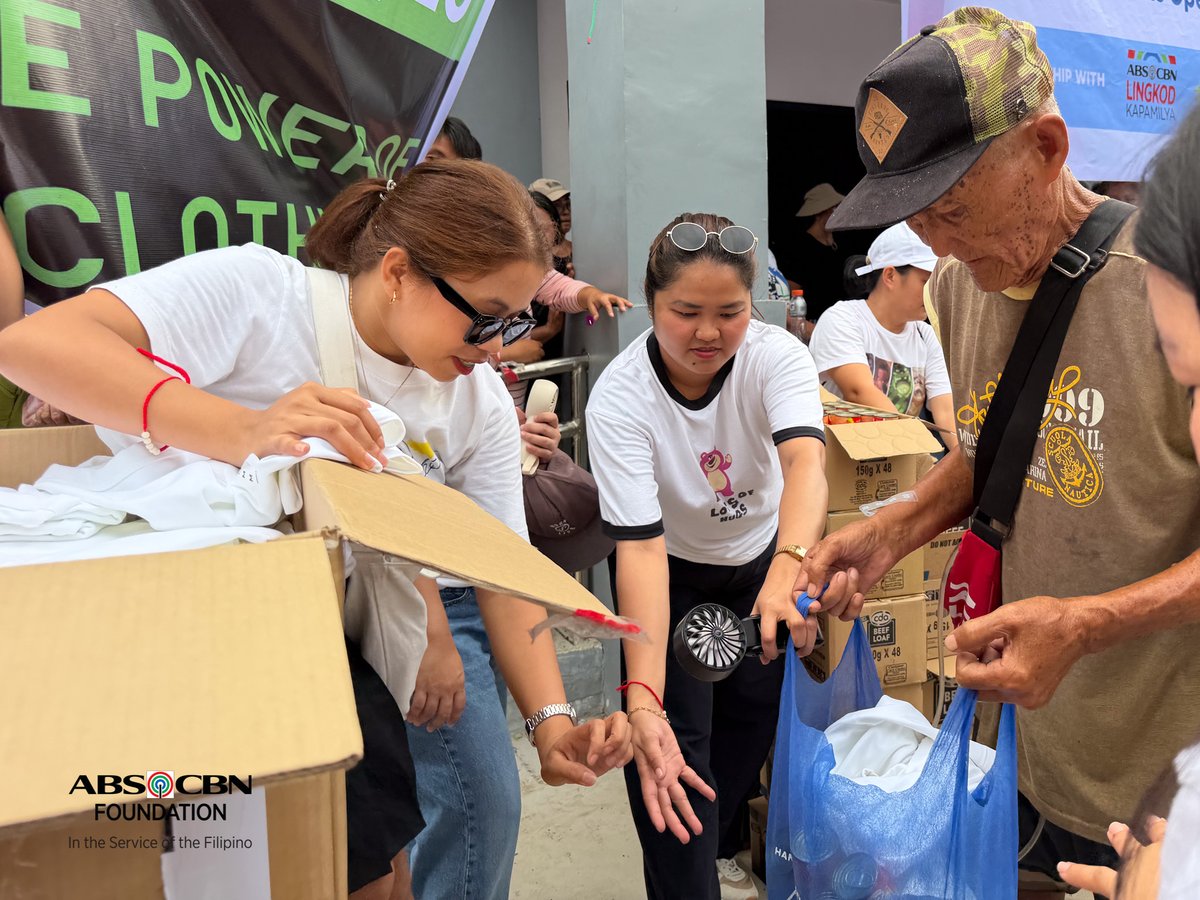 ABSCBNFI_ph's tweet photo. Marami ang naaabot ng ating pagtutulungan, Kapamilya. Kaya sa mga nais iparating ang kanilang malasakit, maaaring mag-donate sa official donation channels ng ABS-CBN Foundation. Tulong-tulong po tayo, Kapamilya. ❤️💚💙 #InTheServiceOfTheFilipino #ABSCBNFoundation #SagipKapamilya https://t.co/8FkoxYuKYd