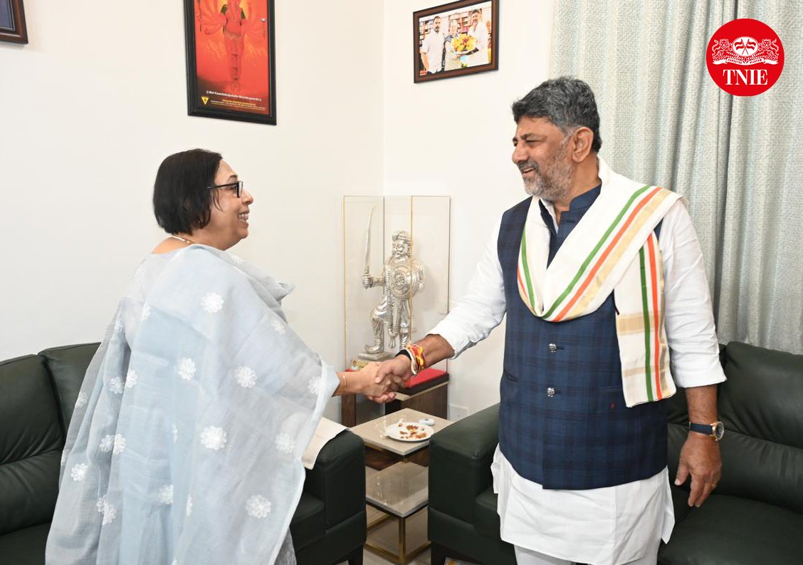 XpressBengaluru's tweet photo. Santwana Bhattacharya, @NewIndianXpress, Group Editor met and greeted the new Chief Minister DK Shivakumar here on Monday. Nirad Mudur, Resident Editor was also present.

📷: @gadekal2020 https://t.co/fxNR0Rsyec