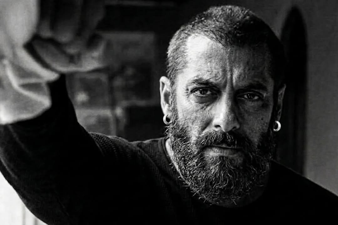 FameTribe_'s tweet photo. Be ready for what's coming 🔥 
This look 😲 #Salmankhan #svc63 https://t.co/6KqI1ZLHh5