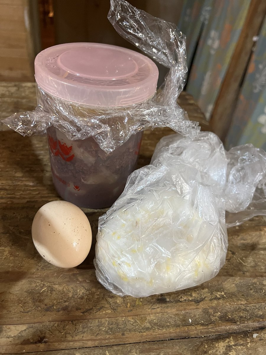 yo__ta's tweet photo. 最初で最後の彫り師1日目
お互い初めての刺青なので大枠のみで終了。
夕ご飯に血入り参鶏湯、おにぎり、たまごをいただきました。
また明日に続きをしましょう。 https://t.co/whYRdUJyZU