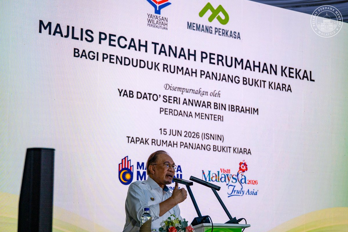 anwaribrahim's tweet photo. Hari ini merupakan detik yang amat bermakna dan membahagiakan, bukan sahaja buat penduduk Rumah Panjang Bukit Kiara, malah menjadi bukti bahawa pentadbiran yang berteraskan nilai MADANI sentiasa mengangkat keadilan, ihsan dan martabat rakyat sebagai keutamaan.

Setelah 44 tahun menghuni penempatan sementara dalam serba keterbatasan, akhirnya kita dapat menyaksikan Majlis Pecah Tanah Perumahan Kekal Penduduk Rumah Panjang Bukit Kiara sebagai langkah tuntas ke arah penyelesaian yang sekian lama dinantikan.

Ucapan saya sewaktu majlis tersebut menyentuh usaha Kerajaan yang meneliti jalan terbaik bagi merungkai permasalahan yang berlarutan sejak sekian lama dan penghargaan kepada semua pihak yang terlibat demi memastikan penduduk memperoleh hak serta jaminan kehidupan yang lebih teratur dan bermaruah.

Pengalaman ini mengajar kita tentang pentingnya menghormati proses perundangan serta institusi negara dan Kerajaan tetap berpegang teguh kepada prinsip bahawa hak dan kebajikan golongan yang memerlukan mesti terus dipelihara, dengan keadilan yang dinikmati oleh semua rakyat tanpa mengira kaum, agama atau latar belakang selain memastikan agenda membela nasib golongan miskin bandar terus menjadi keutamaan. 

Pembangunan yang kita laksanakan mestilah bersifat inklusif dan membawa manfaat kepada semua lapisan masyarakat, kerana kemajuan sebenar sesebuah negara hanya bermakna apabila tiada rakyat yang tercicir atau dipinggirkan daripada arus pembangunan.

Di majlis tersebut, saya turut mengumumkan peruntukan geran berjumlah RM1 juta bagi membantu meringankan beban penduduk rumah panjang melalui penyediaan subsidi penyelenggaraan kediaman untuk tempoh tiga tahun yang akan diuruskan DBKL sebagai sebahagian daripada komitmen Kerajaan MADANI dalam memastikan kesejahteraan dan kualiti hidup penduduk terus terpelihara selepas mereka berpindah ke penempatan baharu.

#MalaysiaMADANI #MADANIBekerja #YakinMADANI