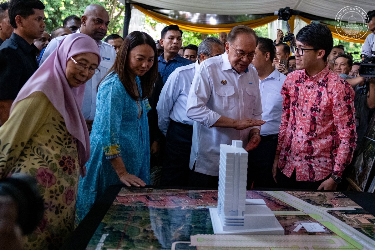anwaribrahim's tweet photo. Hari ini merupakan detik yang amat bermakna dan membahagiakan, bukan sahaja buat penduduk Rumah Panjang Bukit Kiara, malah menjadi bukti bahawa pentadbiran yang berteraskan nilai MADANI sentiasa mengangkat keadilan, ihsan dan martabat rakyat sebagai keutamaan.

Setelah 44 tahun menghuni penempatan sementara dalam serba keterbatasan, akhirnya kita dapat menyaksikan Majlis Pecah Tanah Perumahan Kekal Penduduk Rumah Panjang Bukit Kiara sebagai langkah tuntas ke arah penyelesaian yang sekian lama dinantikan.

Ucapan saya sewaktu majlis tersebut menyentuh usaha Kerajaan yang meneliti jalan terbaik bagi merungkai permasalahan yang berlarutan sejak sekian lama dan penghargaan kepada semua pihak yang terlibat demi memastikan penduduk memperoleh hak serta jaminan kehidupan yang lebih teratur dan bermaruah.

Pengalaman ini mengajar kita tentang pentingnya menghormati proses perundangan serta institusi negara dan Kerajaan tetap berpegang teguh kepada prinsip bahawa hak dan kebajikan golongan yang memerlukan mesti terus dipelihara, dengan keadilan yang dinikmati oleh semua rakyat tanpa mengira kaum, agama atau latar belakang selain memastikan agenda membela nasib golongan miskin bandar terus menjadi keutamaan. 

Pembangunan yang kita laksanakan mestilah bersifat inklusif dan membawa manfaat kepada semua lapisan masyarakat, kerana kemajuan sebenar sesebuah negara hanya bermakna apabila tiada rakyat yang tercicir atau dipinggirkan daripada arus pembangunan.

Di majlis tersebut, saya turut mengumumkan peruntukan geran berjumlah RM1 juta bagi membantu meringankan beban penduduk rumah panjang melalui penyediaan subsidi penyelenggaraan kediaman untuk tempoh tiga tahun yang akan diuruskan DBKL sebagai sebahagian daripada komitmen Kerajaan MADANI dalam memastikan kesejahteraan dan kualiti hidup penduduk terus terpelihara selepas mereka berpindah ke penempatan baharu.

#MalaysiaMADANI #MADANIBekerja #YakinMADANI