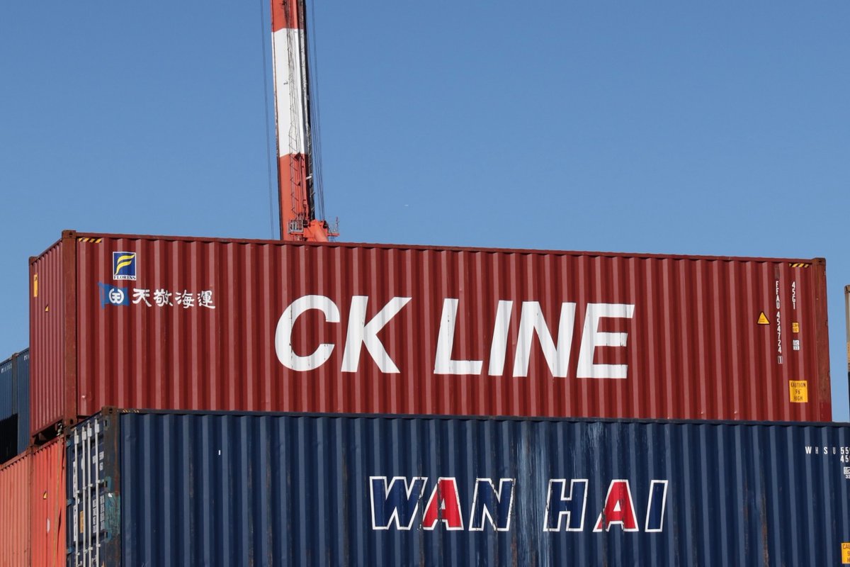 container_dairy's tweet photo. #1日1海コン
#CKLINE
#FLORENS
FLORENS所有 CK LINE 天敬海運
45G1 FFAU4547241
CK LINEはリースコンテナがたくさんあり、むしろ自社バンの方が見る機会が少ない印象
これはそのうちのFLORENSがリースするタイプ https://t.co/Z4GcLa7gW5