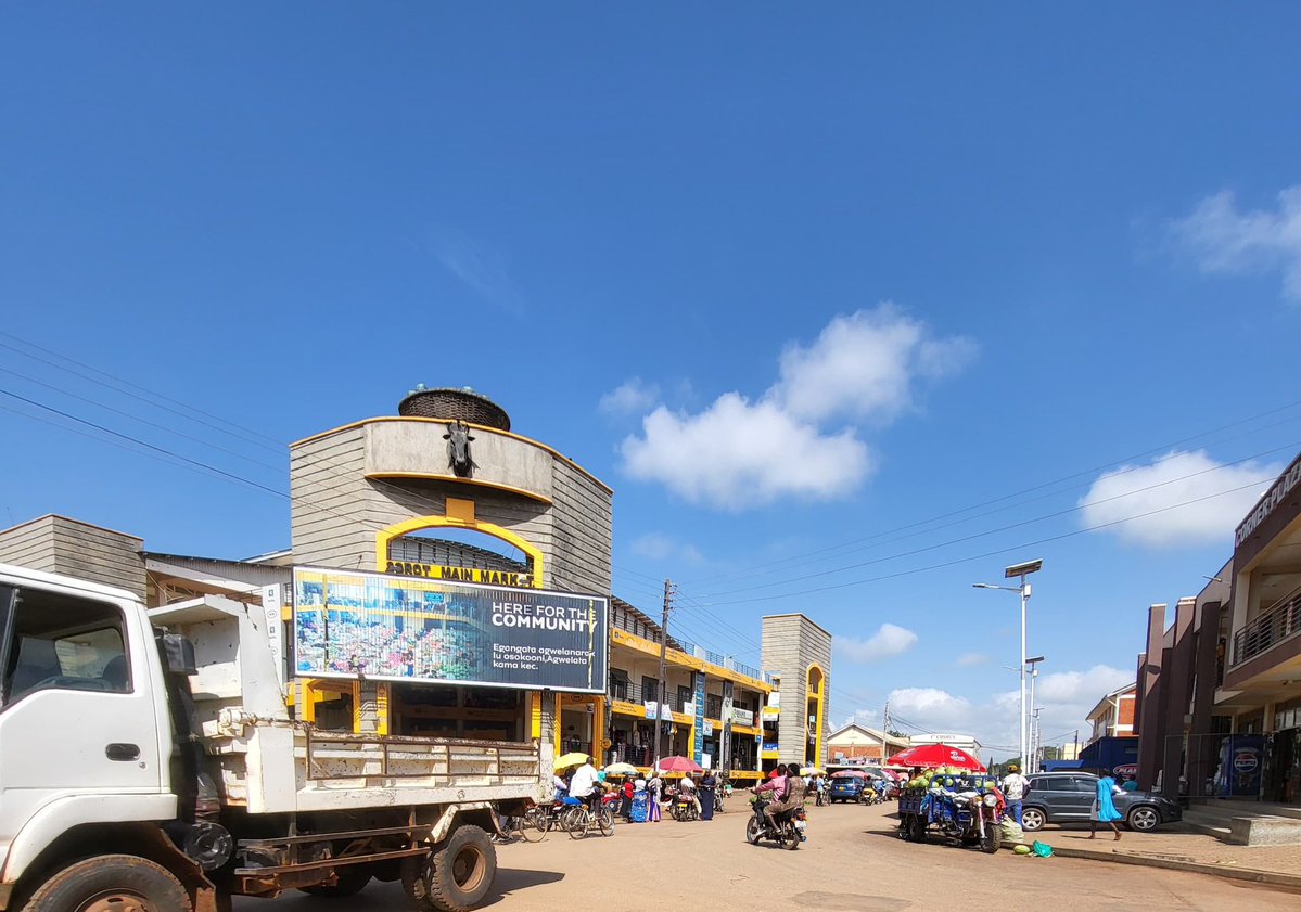 AgnesAsio53595's tweet photo. From sunrise to sunset, Soroti Main Market buzzes with energy, connecting farmers, traders, and consumers while showcasing the resilience and entrepreneurial spirit of the people of Teso. #GoldenPosts @ExploreUganda  @ConsumerUCC @UCC_ED https://t.co/T3S9tNRsXT