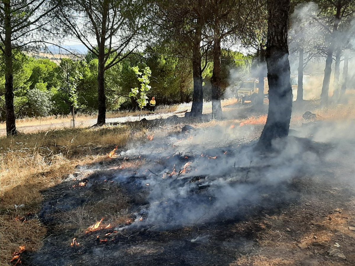 Plan_INFOCAM's tweet photo. 👉🏼 Si ves humo 🌬️ en el entorno de #Almadén en #CiudadReal no te alarmes, hoy los #BBFF de #INFOCAM de @gobjccm estamos ejecutando unas #quemasprescritas para reducir combustible vegetal y el riesgo de #IIFF en un entorno de interfaz urbano-forestal #RXfire https://t.co/2qzakPgs6w