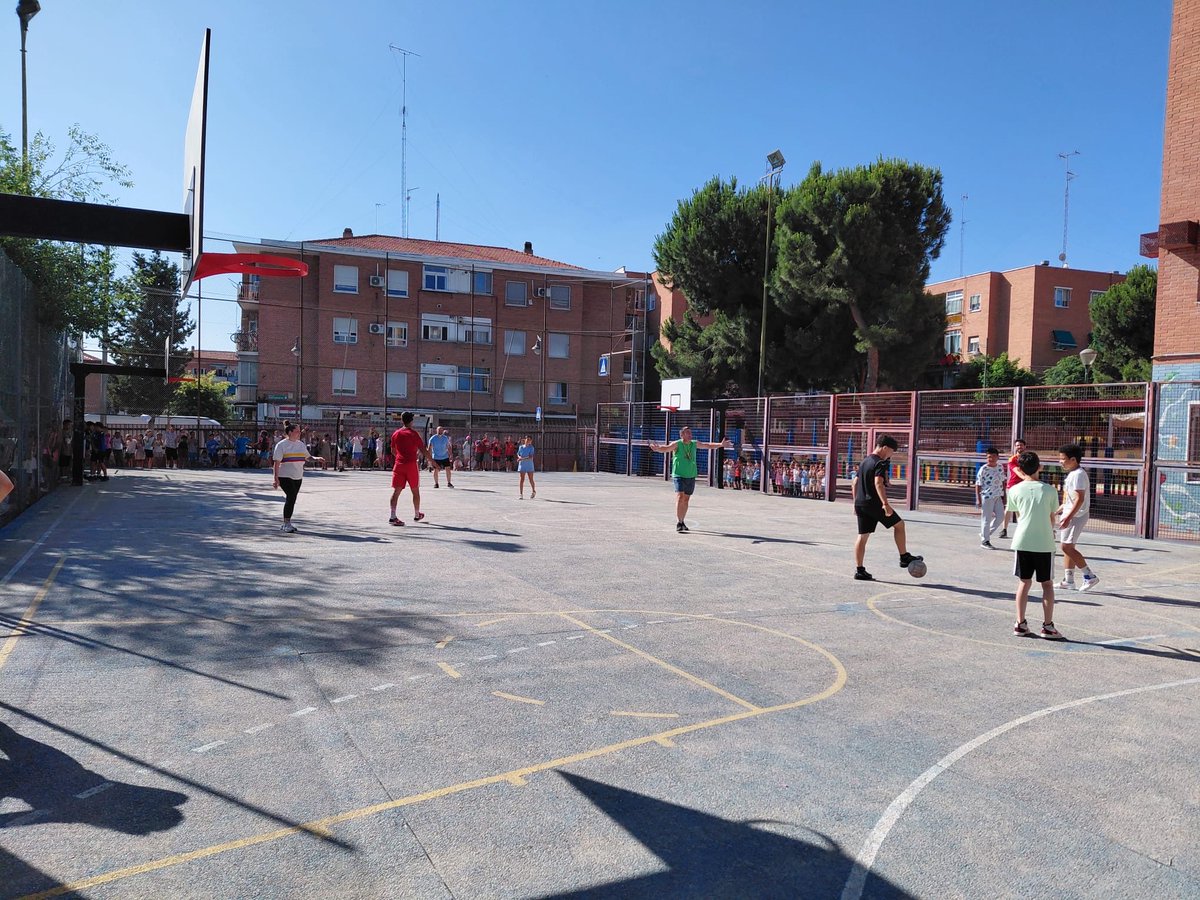 CeipCastilla's tweet photo. ⚽ ¡EL PARTIDO DEL AÑO! 🏆.                       Como ya es tradición en el Colegio Castilla, hoy hemos vivido un gran evento deportivo: el esperado partido entre profes y alumnos de 6º. 🤜🤛Más allá del marcador, ha sido una jornada increíble para estrechar lazos de unión. https://t.co/oW17PWH1Ca