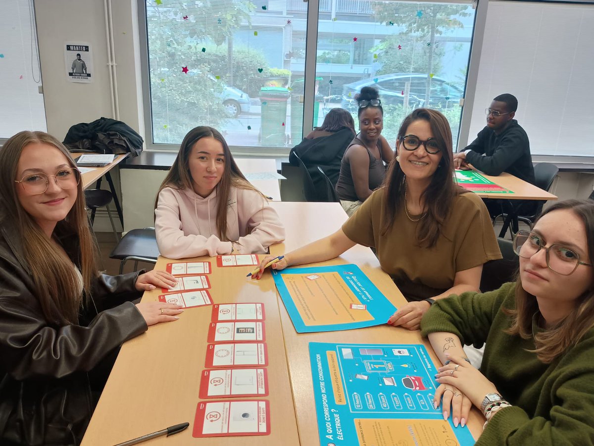 ENGIEpartFR's tweet photo. Retour en image sur notre atelier écogestes à l'IFAMS de Paris !

🃏@SIbarrart et Ouafaa Boulila ont fait la rencontre d’étudiants travailleurs sociaux autour d'un échange ludique.

Objectif : apprendre à maîtriser sa consommation d'énergie avec un jeu de cartes

#JAgisAvecENGIE https://t.co/2HGkk4CMxq