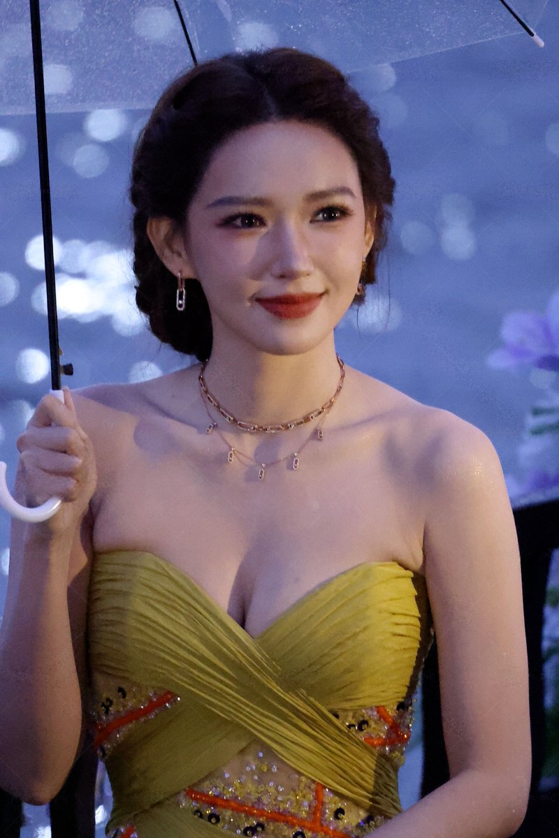 yuzhoumeinv's tweet photo. No.mx1488程潇濮院芭莎艺术盛典生图，饱满低胸露肩黄裙，她左胸上原来有颗痣 [92P+1G] #明星生图 #程潇 
自购地址：https://t.co/2tdPKksUE8
生图总链：https://t.co/y202XHEdEC
预览电报群：https://t.co/Gl4oTMXxPz