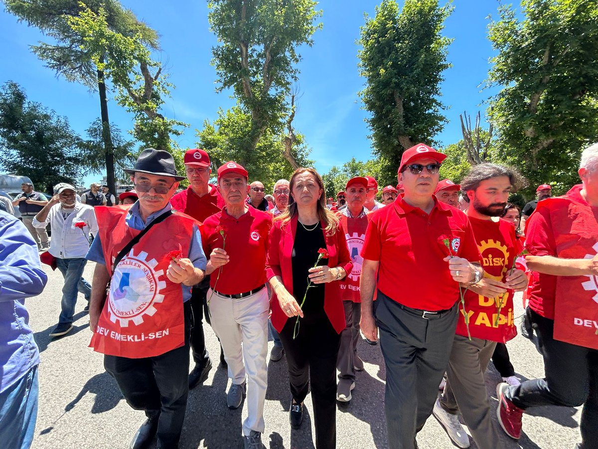 diskinsesi's tweet photo. Genel Başkanımız Arzu Çerkezoğlu'nun açıklamasının ardından, 15-16 Haziran Büyük İşçi Direnişi’nde hayatını kaybeden Yaşar Yıldırım, Mustafa Bayram ve Mehmet Gıdak’ın hayatını kaybettiği noktaya yürünerek karanfiller bırakıldı.
#EkmekAdaletHürriyet https://t.co/QBLFZPS5jj