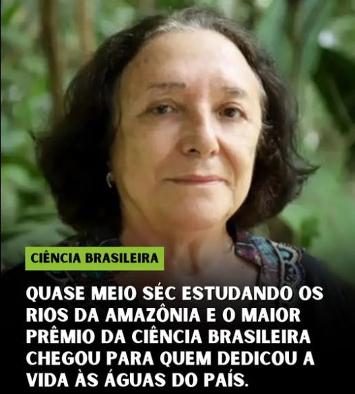 orlandoguerreir's tweet photo. Maria Teresa Fernandez Piedade, bióloga do INPA, é a vencedora do Prêmio Almirante Álvaro Alberto de 2026, a maior honraria da ciência brasileira, concedida pelo CNPq em parceria com a Marinha do Brasil. A pesquisadora lidera o grupo Ecologia, Monitoramento e Uso Sustentável de Áreas Úmidas, o Maua, e dedica-se às pesquisas na Amazônia há quase cinco décadas.  A trajetória começou em São Carlos, num curso de Biologia, com um sonho que parecia distante. Terminou — até aqui — numa cerimônia no Rio de Janeiro, com um diploma, uma medalha e R$ 200 mil de reconhecimento pela obra de uma vida inteira.
O objeto central de sua pesquisa são as áreas úmidas amazônicas, um sistema que a maioria das pessoas não vê, mas do qual depende profundamente. Maria Teresa explica que a água sobe e desce ao longo do ano transformando os sistemas de forma única, gerando adaptações nos organismos, influenciando cadeias alimentares inteiras e regulando os estoques de carbono da região de maneira que não existe em nenhum outro lugar do planeta.  Esses ambientes não são apenas ecossistemas. São infraestrutura climática. São os rios voadores que levam água do Norte para o Sul e o Sudeste do Brasil.
O alerta que ela carrega consigo é direto e respaldado por décadas de dados. Estudando os efeitos da Hidrelétrica de Balbina, construída no Rio Uatumã no Amazonas, a pesquisadora documentou que em mais de 125 quilômetros de área, as florestas vêm morrendo gradualmente em 30 anos, por falta de regularidade no suprimento de água que passou a responder à demanda energética. E ela vai além: a sociedade brasileira depende inteiramente do balanço hídrico amazônico, e as ações humanas deletérias estão aprofundando a degradação desses ambientes numa corrida contra o tempo.
A maior premiação da ciência brasileira foi para quem estuda o que mantém o Brasil vivo. Não é coincidência. É reconhecimento.
Você conhecia o trabalho de Maria Teresa Piedade ou a importância das áreas úmidas amazônicas para o clima do Brasil? O que mais te surpreendeu? Comenta aqui!
📷 Fonte: Agência Brasil/EBC