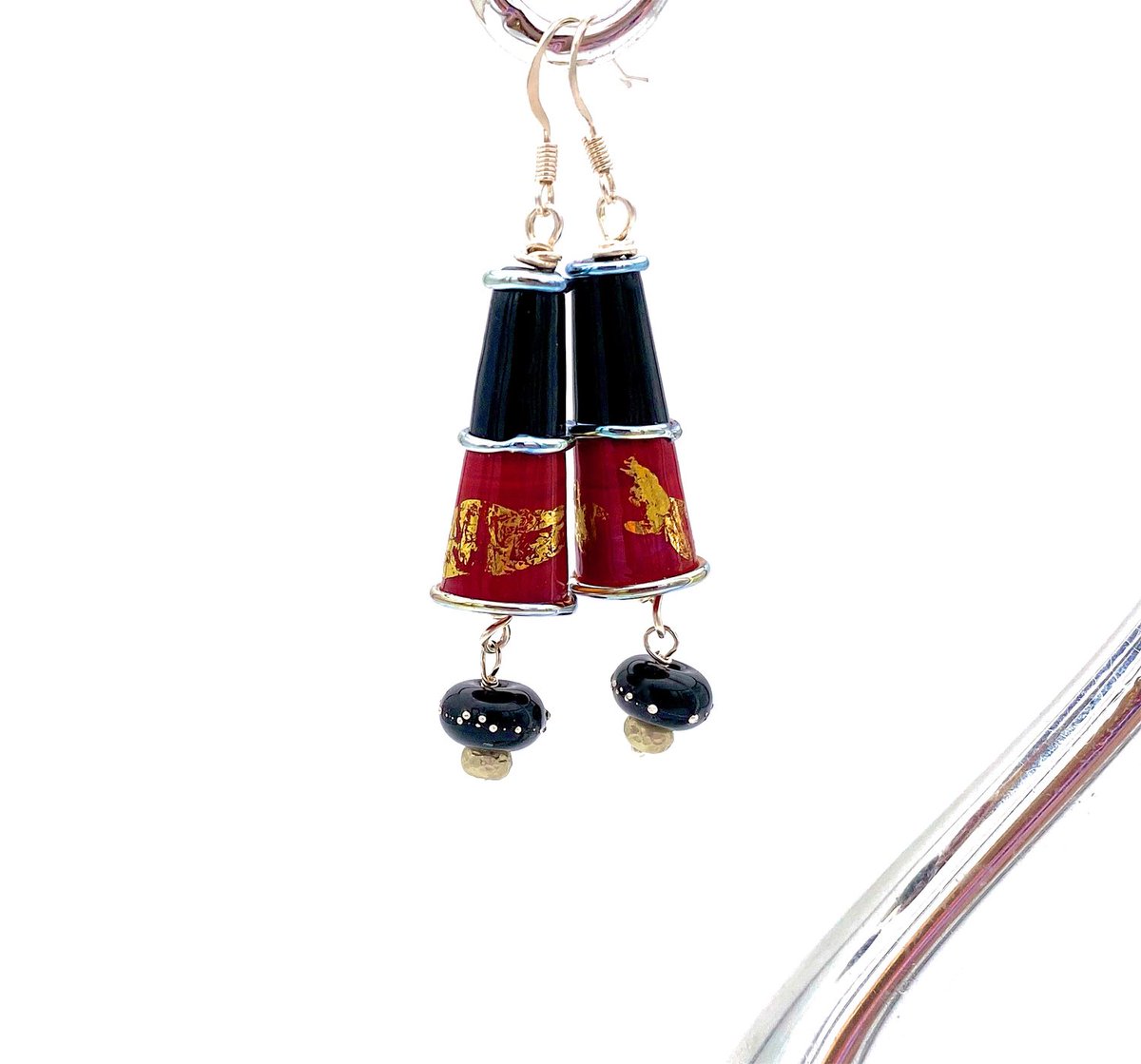 ZenCatPottery's tweet photo. Red & Black Lampwork Glass Earrings https://t.co/VWx6gRVhU6 #RedEarrings #BlackEarrings #StatementEarrings #LampworkGlassJewelry #HandmadeEarrings #HandmadeJewelry https://t.co/9qXZfZsMlb
