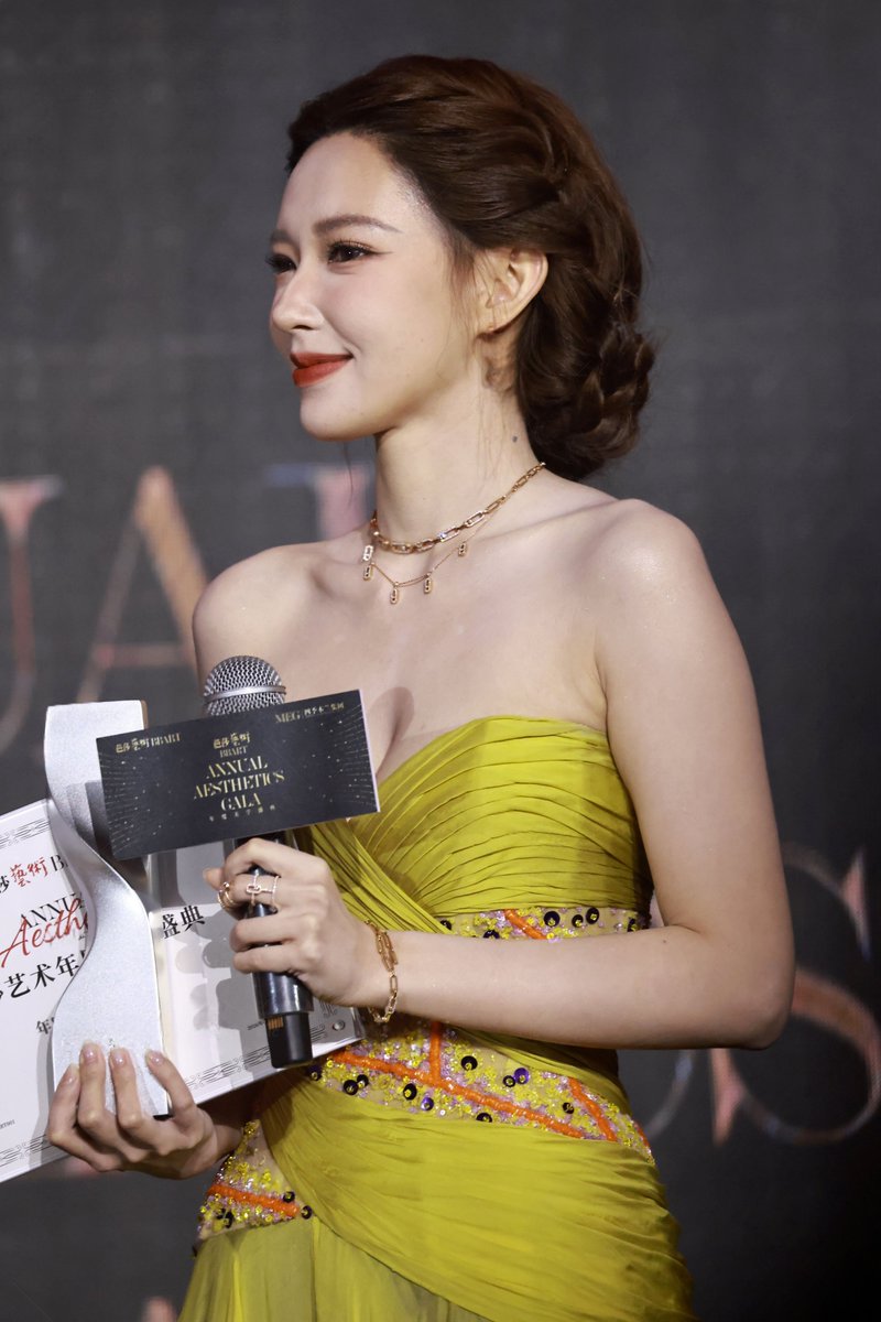 yuzhoumeinv's tweet photo. No.mx1488程潇濮院芭莎艺术盛典生图，饱满低胸露肩黄裙，她左胸上原来有颗痣 [92P+1G] #明星生图 #程潇 
自购地址：https://t.co/2tdPKksUE8
生图总链：https://t.co/y202XHEdEC
预览电报群：https://t.co/Gl4oTMXxPz